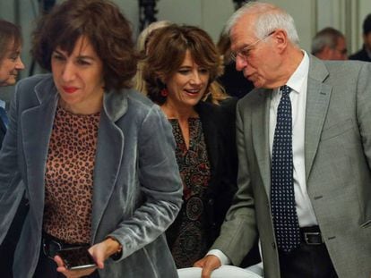 Desde la izquierda, Irene Lozano, Dolores Delgado y Josep Borrell. En vídeo, declaraciones de Delgado.