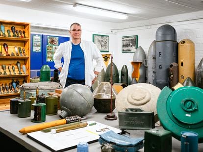 Dietmar Püpke, jefe del Servicio de Desactivación de Artefactos Explosivos de la policía de Berlín, con una colección de diferentes tipos de bombas, minas, granadas y otros explosivos encontrados en la capital alemana.