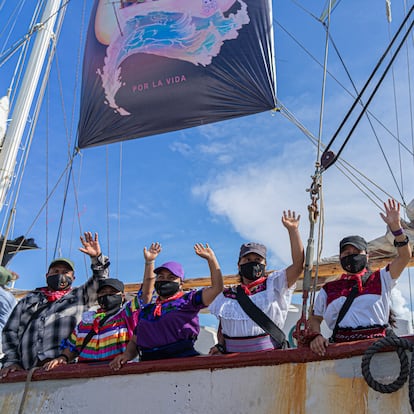 La comitiva zapatista se despide al salir rumbo a Europa, en el muelle de Isla Mujeres, Quintana Roo, el día de hoy. Un grupo de siete zapatistas ha partido el día de hoy desde Isla Mujeres, en Quintana Roo, rumbo a las costas de España para realizar una gira por distintas ciudades. Isla Mujeres, Quintana Roo, 2 de Mayo de 2021.
