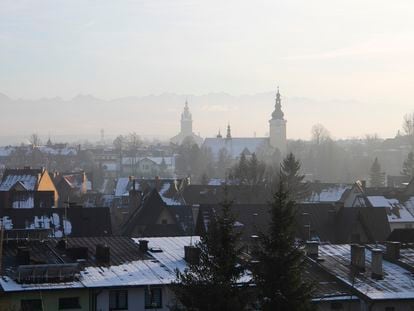 Vista de Nowy Targ desde el hospital y el cementerio municipal, con los montes Tatras al fondo, el pasado 14 de diciembre.