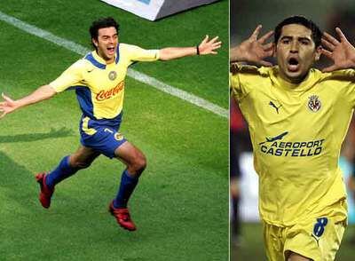 El Piojo celebra un gol con el América mexicano (izquierda), y Riquelme con el Villarreal.