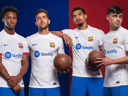 Alejandro Balde, Sergi Roberto, Ronald Araujo y Pedri posan con la segunda equipación del FC Barcelona para la próxima temporada.