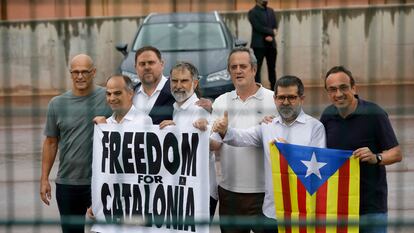 Los exconjeros Raül Romeva, Jordi Turull, Quim Forn y Josep Rull, el líder de ERC Oriol Junqueras, el presidente de Òmnium Jordi Cuixart, y el secretario general de Junts Jordi Sànchez Josep Rull, al salir de la prisión de Lledoners, el 23 de junio de 2021.