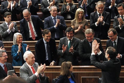 Mariano Rajoy, presidente del Gobierno, recibe el aplauso de su bancada en la segunda jornada el debate del estado de la nación de 2013.