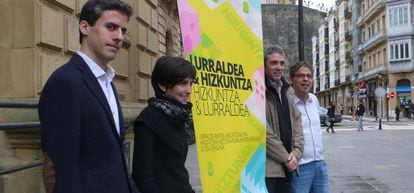 Organizadores de 'Territorio y lengua' posan con el cartel de las jornadas en San Sebastián.
