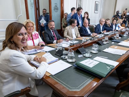 La alcaldesa de Valencia, María José Catalá , del PP, preside la reunión durante la firma del pacto con Vox, este viernes, en Valencia.