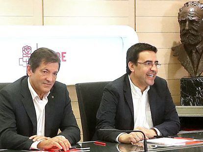 Reunion de la Comision Gestora del PSOE, presidida por Javier Fernandez, en la imagen, con Mario Jimenez.  