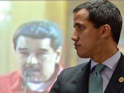 Juan Guaidó, delante de una pantalla en la que se ve a Nicolás Maduro en un acto de la Asamblea de Venezuela, en septiembre de 2019.