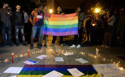 Activistas marroquíes participan en un homenaje a las víctimas del tiroteo de un club gay en Orlando, el pasado junio en Rabat.
