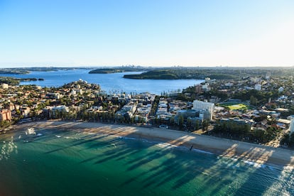 Manly Beach (Sídney, Australia). Para llegar hasta la tranquila playa de Manly, un lugar especial para iniciarse en el surf, hay que tomar un ferri desde el centro de la ciudad australiana. Unos 40 minutos de recorrido en los que el turista puede disfrutar de las vistas desde el mar de Sídney y su famosa bahía.