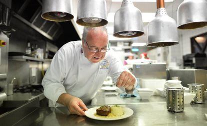 Darren McGrady cocina en el Wolfe's Bar & Grill de Londres, en 2016.