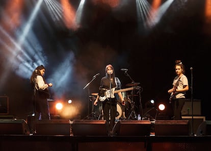 Hinds, durante la prueba de sonido en Koko.