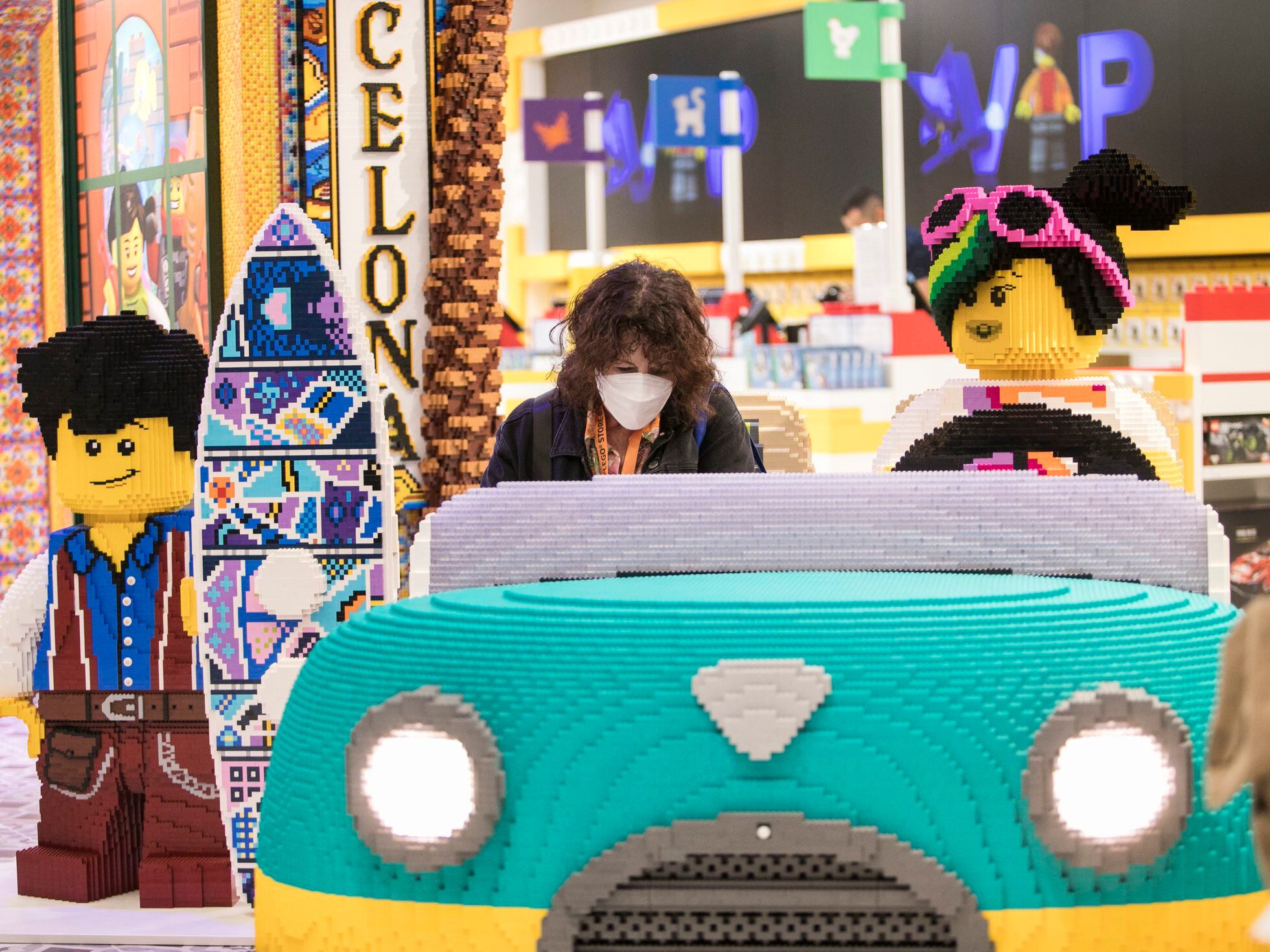 Retratos personalizados con de colores: Lego abre Barcelona su tienda más innovadora de Europa | Digital | Tecnología | EL PAÍS