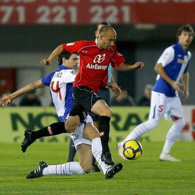 Borja Valero conduce el balón ante los jugadores del Athletic.