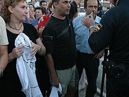 La policía identifica a uno de los concentrados en Elche.