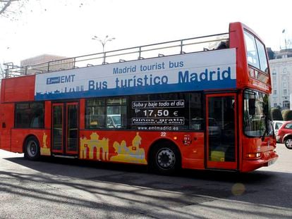 Un autobús turístico pasea a los visitantes por el centro de la capital.