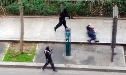 Captura de televisión en el que los tiradores disparan a un oficial de policía en el suelo.