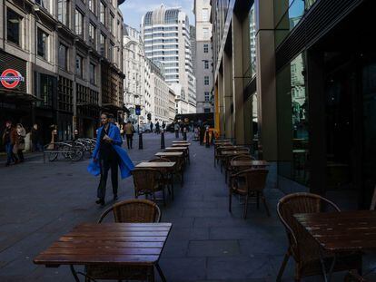Las huelgas han paralizado en las últimas semanas la economía del Reino Unido. En la imagen, terrazas vacías en el centro financiero de Londres, el 3 de febrero