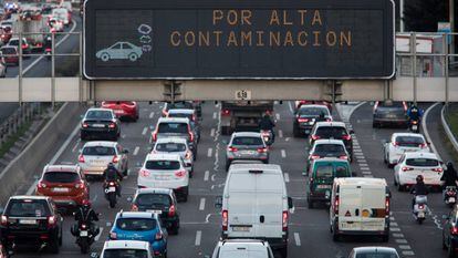 Paneles en en la M30 de Madrid avisan del protocolo anticontaminación.