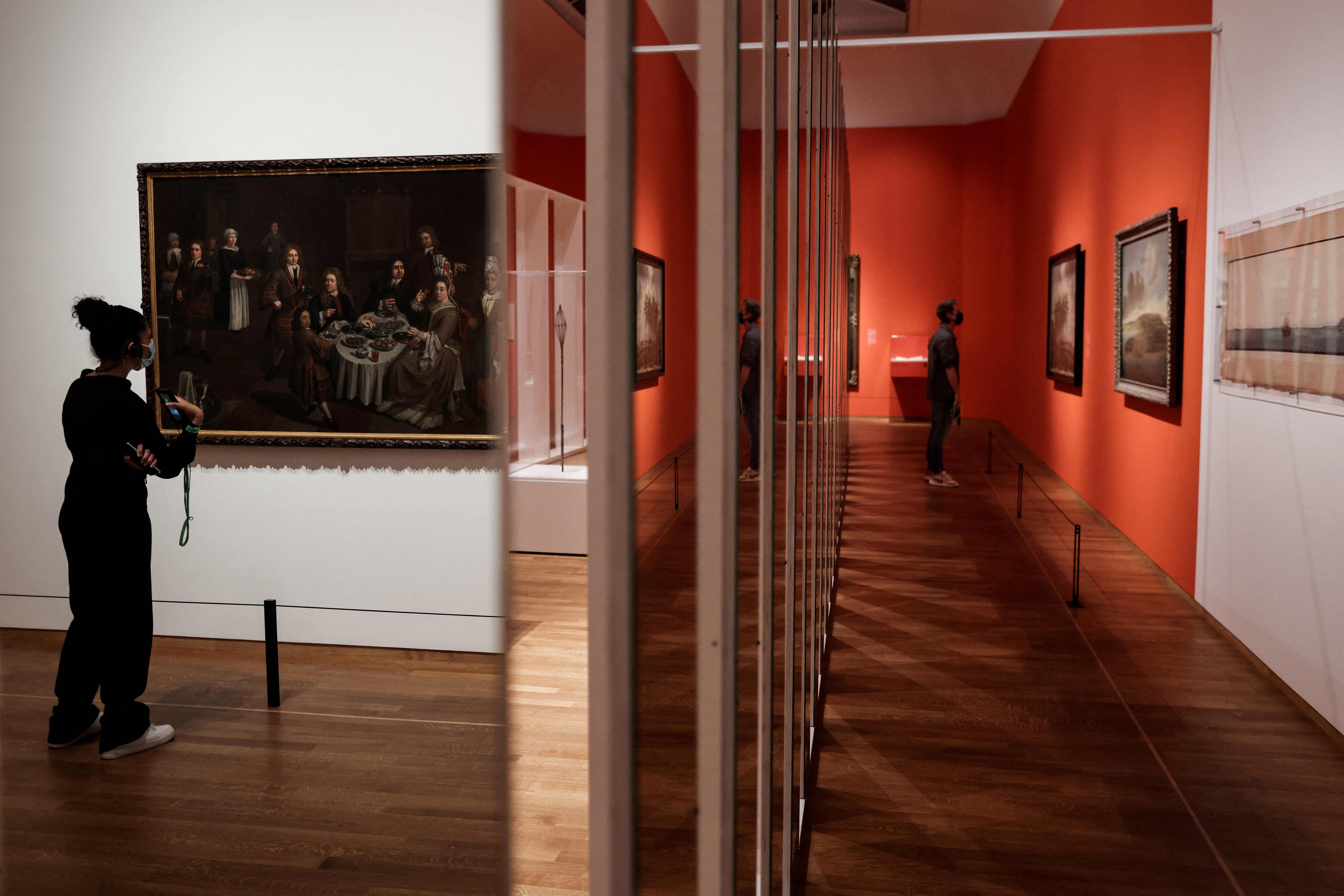 Gente visitando la exposición 'Esclavitud',  en el Rijksmuseum de Amsterdam el pasado 12 de mayo.