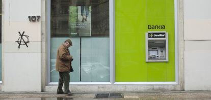 Un hombre pasa por delante de una sucursal de Bankia