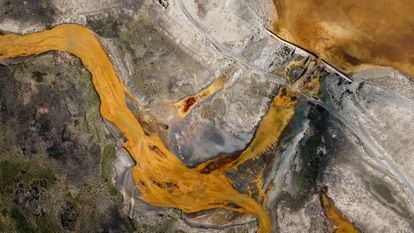 Los  colores de la tierra que rodea Milluni son el resultado de los procesos mineros de extracción, un paisaje lunar que se debate entre tonalidades rojas, amarillas y naranjas del hierro, el cobre, el azufre y el cinc.