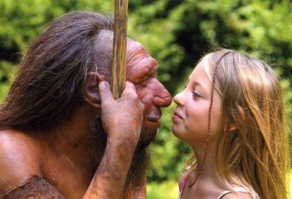 Una ni&ntilde;a observa una reconstrucci&oacute;n de un neandertal