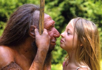 Una niña observa una reconstrucción de un neandertal