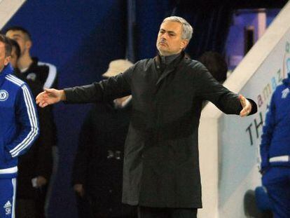 Mourinho durante el partido contra el Leicester.