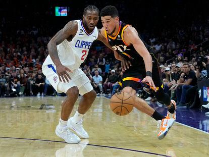 Devin Booker dribla frente a Leonard en el segundo partido de la serie.