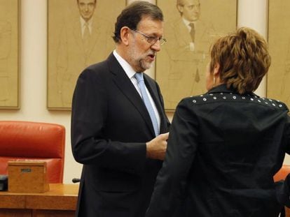 El presidente del Gobierno en funciones, Mariano Rajoy, conversa con la diputada popular Celia Villalobos, al inicio hoy de la reuni&oacute;n plenaria del Grupo Popular en el Congreso de los Diputados. 