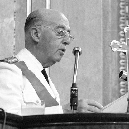 23 de julio de 1969: el entonces príncipe Don Juan Carlos de Borbón jura ante  las Cortes lealtad al Jefe del Estado. En la imagen, Francisco Franco durante discurso en el acto.
