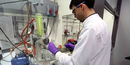 Técnicos de laboratorio trabajan en la empresa PharmaMar.