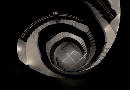 Escalera de caracol del edificio diseñado por el estudio finlandés ALA Architects.