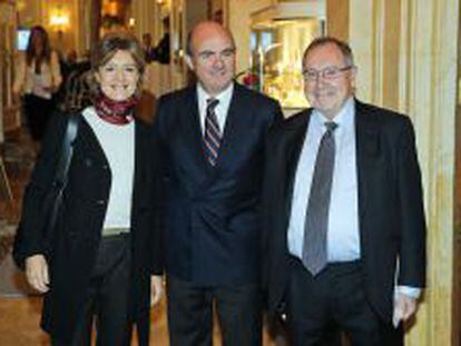 La ministra de Agricultura, Isabel Garc&iacute;a Tejerina, junto al ministro de Econom&iacute;a, Luis de Guindos, y el presidente de Freixenet, Jos&eacute; Luis Bonet (a la derecha). 