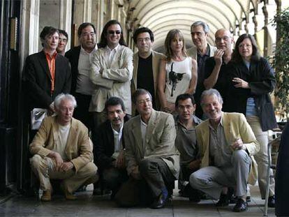 De pie, de izquierda a derecha, Ferran Toutain, Félix Pérez Romera, Francesc de Carreras, José Vicente Rodríguez, Arcadi Espada, Teresa Giménez, Carlos Trias, Ponç Puigdevall y Ana Nuño. En primera fila, Albert Boadella, Xavier Pericay, Félix de Azúa, Félix Ovejero e Iván Tubau.