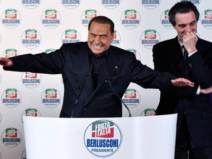 El l&iacute;der de Forza Italia, Silvio Berlusconi, junto al candidato por Lombard&iacute;a del centroderecha, Attilio Fontana. 
 