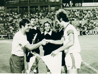 El excapitán de la UD Las Palmas, Antonio Afonso 'Tonono' (izda.) y el exfutbolista del Bayern, Franz Beckenbauer, en un partido amistoso en el Estadio Insular (Gran Canaria).