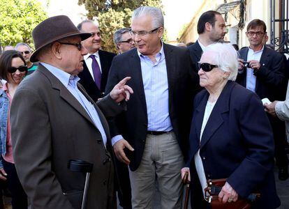 Baltasar Garzón, en el centro, entre Pedro Alcorisa y su esposa en el cementerio de Valencia. 