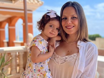 Mónica Piqueres, diagnosticada de cáncer de mama en 2020, con su hija de dos años y medio en brazos.