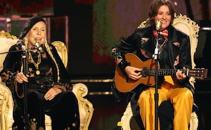 Joni Mitchell and Brandi Carlile during their performance of 'Both Side Now'. 