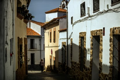 Vista de una de las calles de Valdecaballeros, municipio que, no está de acuerdo con que el embalse desaparezca.  Castilblanco y Alía, los otros dos pueblos afectados, también han manifestado su disconformidad. 