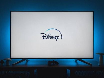 Logo de Disney+ en una tele