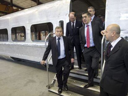 El &#039;lehendakari&#039;, Patxi L&oacute;pez, y el presidente de Talgo, Carlos Palacio (segundo por la izquierda), en la planta de la empresa ferroviaria en Rivabellosa.