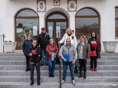 Grupo de concejales de los partidos de la oposición y algunos vecinos del pueblo que han acudido al pleno extraordinario por el perfil falso en la red social Facebook que se dedicaba a menospreciar a los vecinos del pueblo contrarios a la alcaldesa, este miércoles.