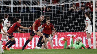 Laia Codina celebra junto a sus compañeras tras marcar en el España-Estados Unidos, amistoso que disputado en el estadio de El Sadar, en Pamplona, el 11 de octubre.