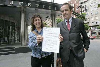 La demandante Eva de Miguel, junto a su abogado, antes de entrar al juicio celebrado en Vitoria.