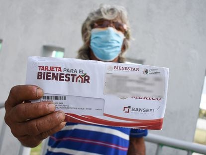 Un mujer muestra el sobre que contiene su tarjeta del programa de Bienestar, en la ciudad de Campeche.