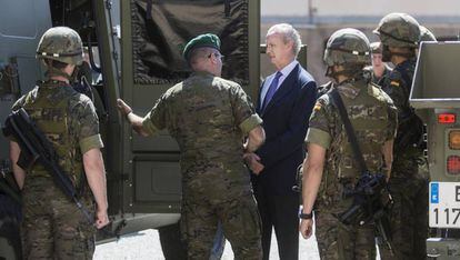 El ministro de Defensa, Pedro Moren&eacute;s, durante su visita al cuartel del Bruc (Barcelona) en junio pasado.