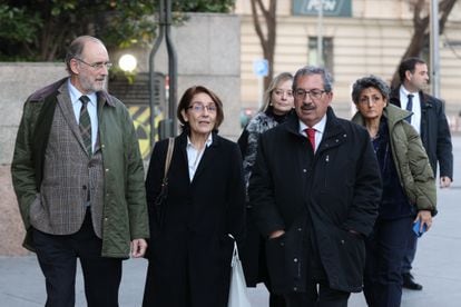 De izquierda a derecha, los vocales Álvaro Cuesta, Concepción Sáez y Rafael Mozo, en diciemre pasado. Detrás, Clara Martínez de Careaga y Mar Cabrejas.